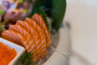 Taze somon balığı dilimlerinin yakın çekimi.