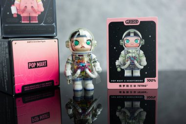 Bangkok, Tayland - 4 Eylül 2024: MEGA SPACE MOLLY 'nin pop marketi% 100 Serisi 3. Koleksiyon Mega Space Molly, Tüm Üyeler 9 tasarım, Bu üyenin adı Tetris