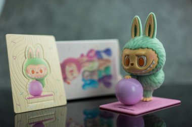 Bangkok, Tayland - 4 Eylül 2024: Canavarlar Lazy Yoga Serisi Figürleri, Labubu Lazy Yoga Figürleri POP MART, Zone out