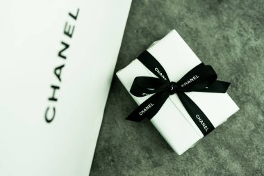 Bangkok, Tayland - 4 Eylül 2024: Erkekler için lüks hediye kutusu, Chanel 'den Brand baba ve koca için sürpriz yapmaya hazır