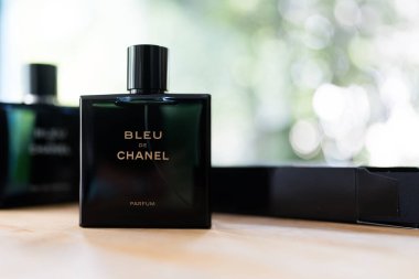 Bangkok, Tayland - 4 Eylül 2024: Bir şişe Bleu De Chanel, PARFUM POUME Ahşap masanın üzerinde