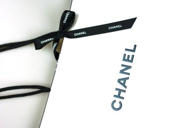 Bangkok, Tayland - 4 Eylül 2024: Chanel parfüm dükkanının kağıt torbası ve kurdelenin üzerindeki damga