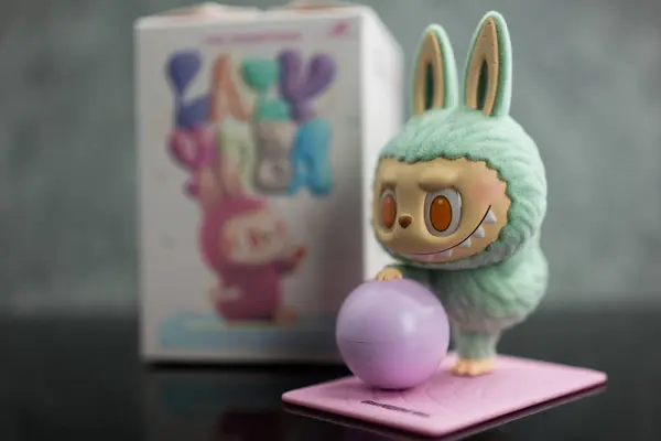 Bangkok, Tayland - 4 Eylül 2024: Canavarlar Lazy Yoga Serisi Figürleri, Labubu Lazy Yoga Figürleri POP MART, Zone out