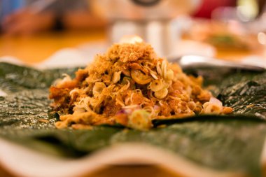 Tayland aperatifi çıtır çıtır kurutulmuş küçük karideslerle şifalı bitkiler. Kapat.