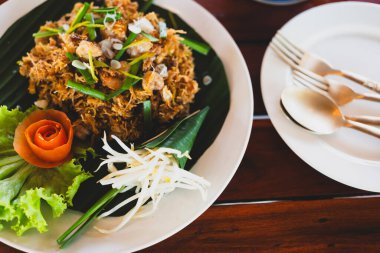 Mee Krob Song Kreung adında Tayland usulü çıtır pirinç eriştesi.