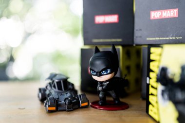 Bangkok, Tayland - 8 Eylül 2024: POP MART 'tan DC Batman 85. Batman 2022 filmi.