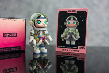 Bangkok, Tayland - 8 Eylül 2024: MEGA Uzay Seri 3 'ün Pop Mart' ı. Koleksiyon Mega Space Molly, Tüm Üyeler 9 tasarım, Bu üyenin adı Tetris