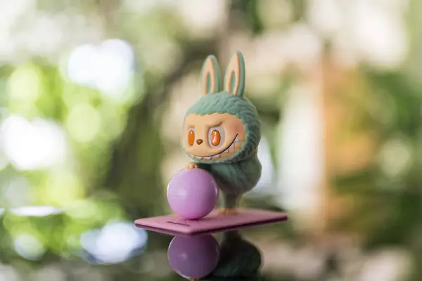 Bangkok, Tayland - 8 Eylül 2024: The Monsters Lazy Yoga Serisi Figürleri, Labubu Lazy Yoga Figürleri POP MART, Zone out