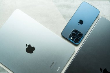 Bangkok, Tayland - 8 Eylül 2024: Apple 'dan gelen cihazlar iPad Air, iPhone ve Macbook' u içerir. Üst görünüm