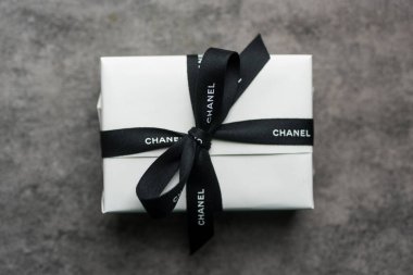 Bangkok, Tayland - 8 Eylül 2024 Chanel 'den bir hediye kutusu. Kapat.