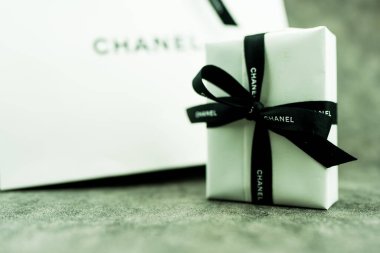 Bangkok, Tayland - 8 Eylül 2024 Chanel 'den bir hediye kutusu. Kapat.
