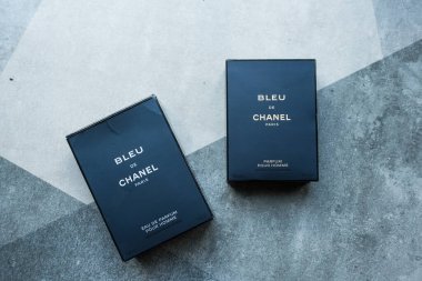 Bangkok, Tayland - 8 Eylül 2024: İki kutu Bleu de chanel ile Eau de parfum pour homme ve Parfum pour homme. Üst görünüm