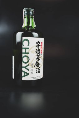 Bangkok, Tayland - 8 Eylül 2024: CHOYA Uji Uji Green çayı UMESHU. Uji çay yapraklarıyla demlenmiş, normal bir Umeshu. Yemek sırasında eğlenmek için mükemmel. Ses 720ml