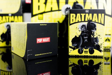 Bangkok, Tayland - 8 Eylül 2024: DC Batman Oyuncak 'ın Blind Box koleksiyonundaki figürleri DC Batman 85.