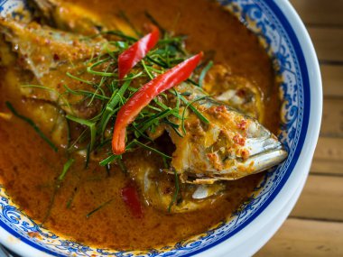 Taze uskumruyu Tayland lokantasında kurutulmuş kırmızı köri ile kapayın. Taylandlılar Choo Chee Pla 'yı da çağırır. Tayland 'da meşhur bir yemektir..