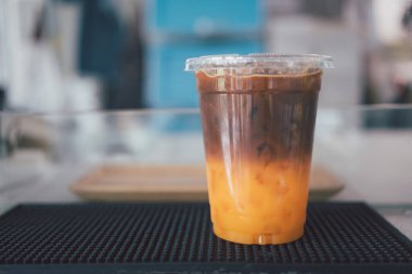 Lezzetli ferahlatıcı bir içecek, buzlu Americano sade kahve ve bir kat portakal. Füzyon içeceği konsepti