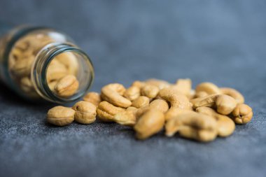 Organik fındık, abur cubur için kavrulmuş kaju, sağlıklı beslenme, lezzetli kahvaltı.