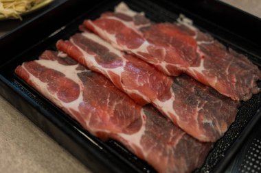 İnce dilimlenmiş et tabağı. Kapat.