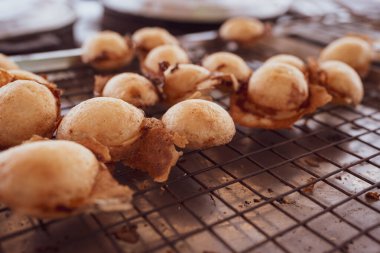 Kanom Krok, Tayland hindistancevizli krep, geleneksel Tayland tatlısı.