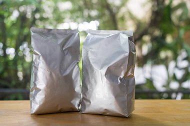 Kahve çekirdekleri, ahşap masa reklamları, kahve paketleri.