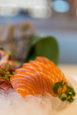 Japon saşimi somon balığı yemeği. Seçici odak