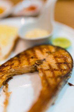 Fırında somon bifteği. Seçici odak