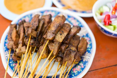 Karaciğer satay ya da bambu şiş içinde domuz ciğeri fıstık sosu ya da tatlı ve ekşi sosla yenir. Asya yemekleri konsepti ve Tayland yemekleri