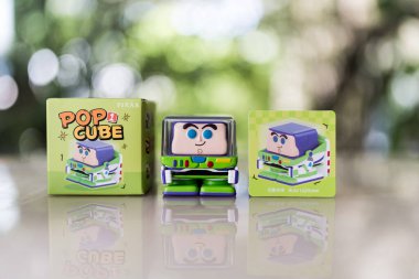 Bangkok, Tayland - 16 Eylül 2024 POP MART 'tan şirin bir Buzz ışıkyılı bu Disney Pixar POP CUBE 1 Serisi figürleri koleksiyonu