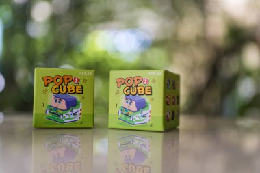 Bangkok, Tayland - 16 Eylül 2024: POP MART 'tan iki kör kutu veya sürpriz oyuncak Disney Pixar POP CUBE 1 Serisi figürleri koleksiyonu