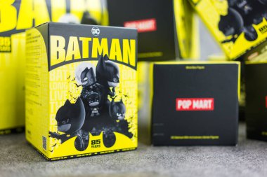 Bangkok, Tayland - 16 Eylül 2024: DC Batman Oyuncak 'ın Blind Box koleksiyonundaki figürleri DC Batman 85.