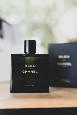Bangkok, Tayland - 16 Eylül 2024: Bir şişe Bleu De Chanel, PARFUM AÇIŞ