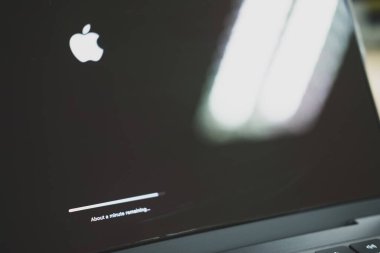 Bangkok, Tayland - 16 Eylül 2024: Apple MacBook Pro dizüstü bilgisayarının siyah ekranına yazılım güncelleme işareti kuruluyor