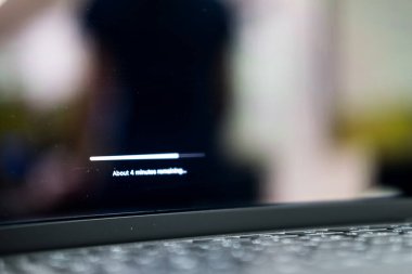 Bangkok, Tayland - 16 Eylül 2024: Apple MacBook Pro dizüstü bilgisayarının siyah ekranına yazılım güncelleme işareti kuruluyor