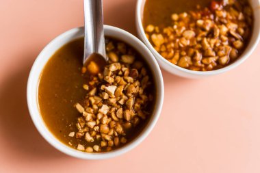 Vietnam mutfağından bir kase sos, tatlı ve fıstıkla tatmak ve nem nuong vietnamese domuz sosisi yemek için.