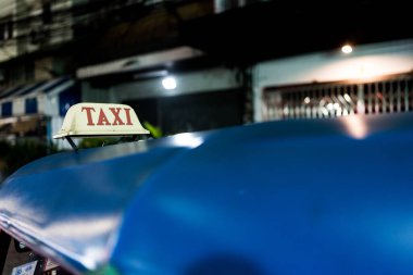 Tayland 3 tekerlekli yerli taksi. Tayland Tuk Tuk, gece arabanın çatısındaki TaXI metnini kapat.