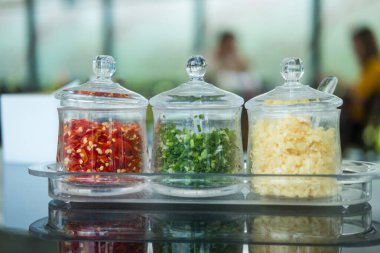 Mevsimler Shabu sosu ya da shubu shubu sosu için shabu dipping sosu ekler, baharatlar doğranmış sarımsak, acı biber ve soğan içerir.