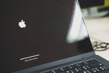 Bangkok, Tayland - 21 Eylül 2024: Apple MacBook Pro dizüstü bilgisayarının siyah ekranına yazılım güncelleme işareti kuruluyor