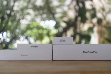 Bangkok, Tayland - 25 Eylül 2024: Apple 'dan gelen kutular arasında doğaya karşı Macbook Pro, iPad Air, iPhone ve AirPods yer alıyor. Apple şirketi aygıtları kavramı.
