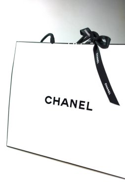 Bangkok, Tayland - 25 Eylül 2024: Chanel parfüm dükkanının basılı kağıt torbası ve kurdele üzerindeki damga