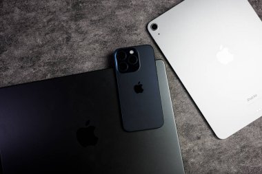 Bangkok, Tayland - 25 Eylül 2024: Apple 'dan gelen cihazlar iPad Air, iPhone ve Macbook' u içerir. Apple Inc. tarafından oluşturuldu.
