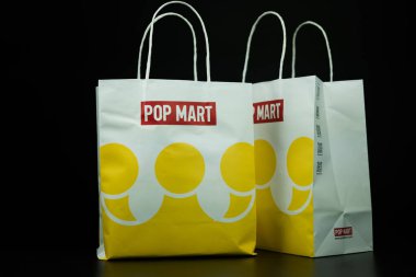 Bangkok, Tayland - 25 Eylül 2024 POP MART 'tan beyaz saplı beyaz kağıt alışveriş torbası. POP MART, Çin 'in en büyük ve en hızlı büyüyen pop oyuncağı üreticisi..