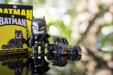 Bangkok, Tayland - 26 Eylül 2024: POP MART 'tan DC Batman 85. Batman Süpermen 'e Karşı, Adalet Şafağı 2016 filmi
