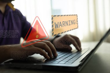Sistem hacklenmiş uyarı uyarısı. Bilgisayar ağına, virüse, casus yazılıma, kötü amaçlı yazılıma siber saldırı. Siber güvenlik ve siber suç. Uygunsuz bilgi interneti.