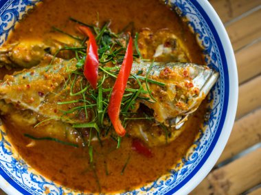 Taze uskumruyu Tayland lokantasında kurutulmuş kırmızı köri ile kapayın. Taylandlılar Choo Chee Pla 'yı da çağırır. Tayland 'da meşhur bir yemektir..