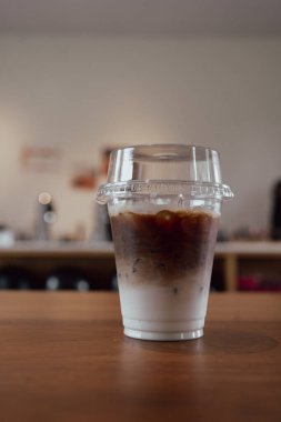 Ahşap masada iki katlı buzlu kahve.