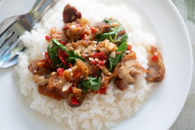 Pad Krapow Moo Krob ile pilav, çıtır domuz eti, kutsal fesleğen ve kızarmış yumurta, muhteşem bir sunum.