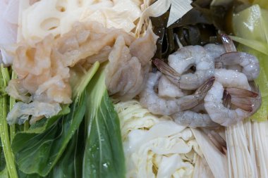 Taze soyulmuş karides, lahana ve bir sürü sebze. Lokantadaki meşhur sukiyaki malzemeleri.