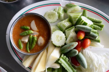 Yengeç yumurtalı biber ezmesi ve taze sebze. Bu menü sağlıklı..