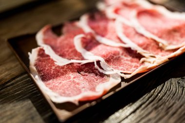 Yağlı dilimlenmiş biftek. Biftek tepsisi ya da shabu shabu için.