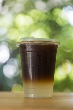 Sade kahve ve soda ile limon suyu. Kahve dükkanında sağlıklı bir menü..